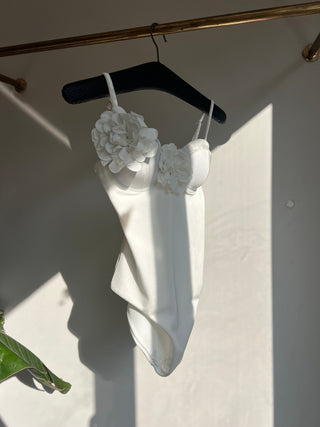 Gül aksesuarlı kadife detaylı mayo