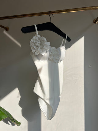 Gül aksesuarlı kadife detaylı mayo